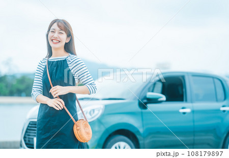旅行中の女性 108179897