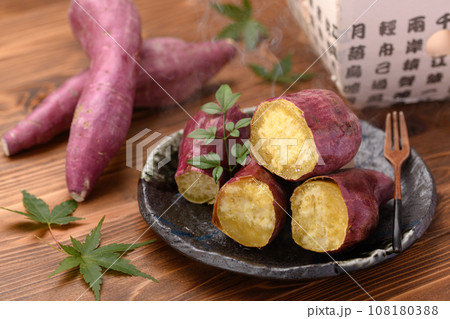焼きたて熱々の焼き芋（ 鳴門金時 ）秋の味覚　木目バック 108180388