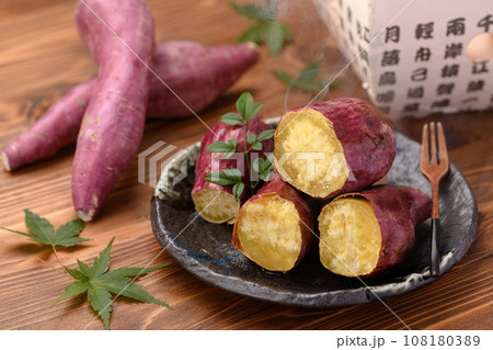 焼きたて熱々の焼き芋( 鳴門金時 )秋の味覚 木目バック 焼きたて熱々の焼き芋( 鳴門金時 )秋の味覚 木目バック 108180389