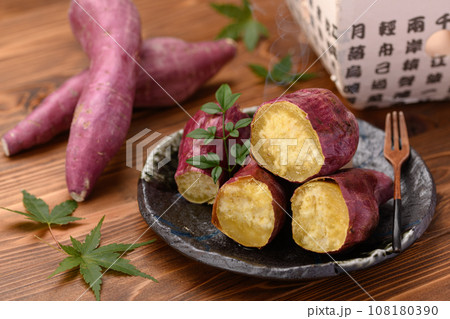 焼きたて熱々の焼き芋( 鳴門金時 )秋の味覚 木目バック 焼きたて熱々の焼き芋( 鳴門金時 )秋の味覚 木目バック 108180390
