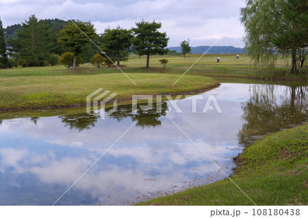 国史跡【柳之御所遺跡・平泉館】空が映る池／岩手県平泉町 108180438