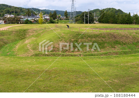 国史跡【柳之御所遺跡・平泉館】藤原氏政庁跡の堀跡／岩手県平泉町 108180444