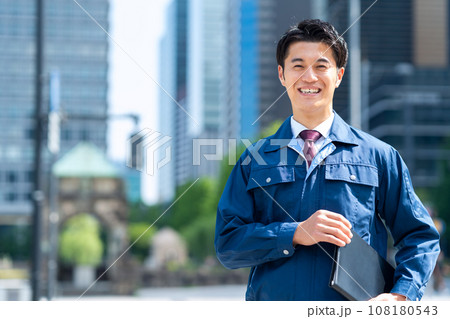 オフィス街で作業服を着て働くミドルのビジネスマン 108180543
