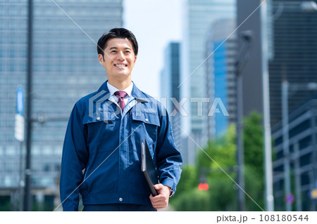 オフィス街で作業服を着て働くミドルのビジネスマン 108180544
