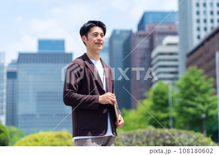 オフィス街で働くミドルの男性のエンジニア オフィス街で働くミドルの男性のエンジニア 108180602