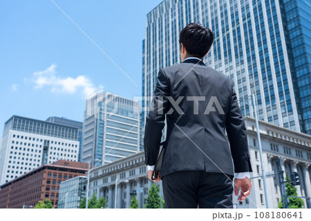 オフィスに通勤をするミドルのビジネスマン オフィスに通勤をするミドルのビジネスマン 108180641