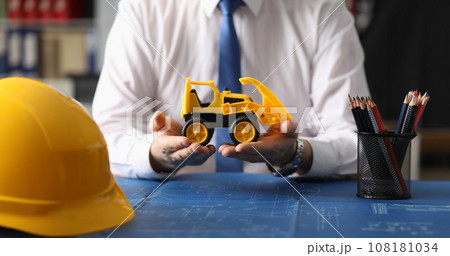 Manager selling cars 108181034