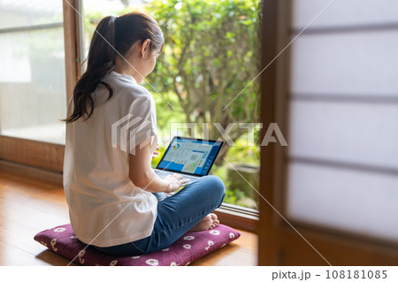 和室の女性 108181085