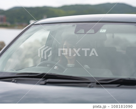 旅行中の女性 108181090