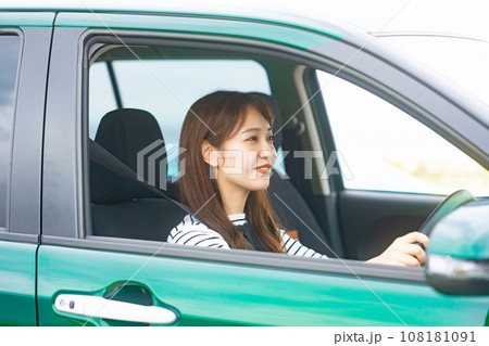 旅行中の女性 108181091