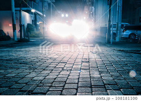 対向車の眩しいハイビームヘッドライト 対向車の眩しいハイビームヘッドライト 108181100