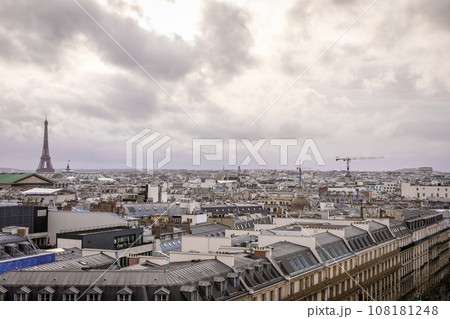 パリを一望するテラスから望むエッフェル塔とオスマンの街並 パリを一望するテラスから望むエッフェル塔とオスマンの街並 108181248