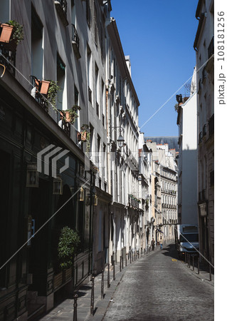 パリ街並み 晴天のサンジェルマンデプレ パリ街並み 晴天のサンジェルマンデプレ 108181256