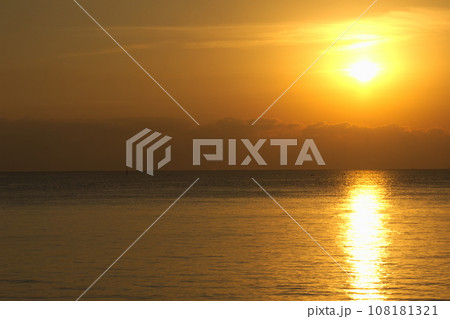 大分市　佐賀関の朝焼け 108181321