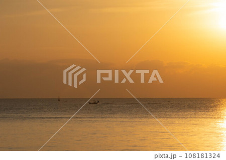 大分市　佐賀関の朝焼け 108181324