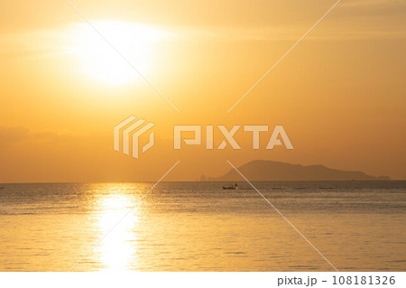 大分市　佐賀関の朝焼け 108181326