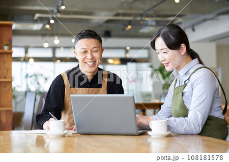 カフェの経営方針を話すアジア人夫婦 108181578