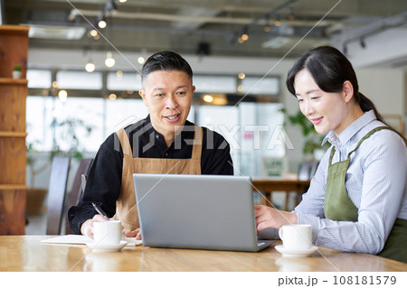 カフェの経営方針を話すアジア人夫婦 108181579