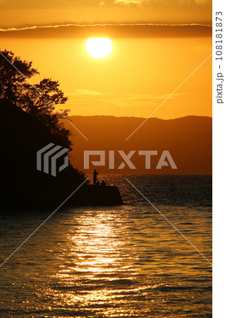 瀬戸内の夕日とアオリイカを釣る人 108181873
