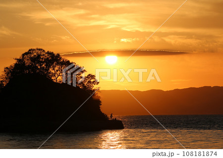 瀬戸内の夕日とアオリイカを釣る人 108181874