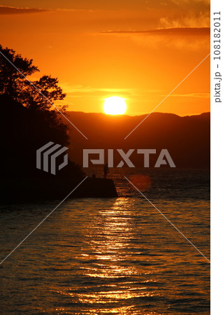 瀬戸内の夕日とアオリイカを釣る人 108182011