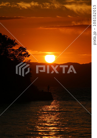 瀬戸内の夕日とアオリイカを釣る人 108182015
