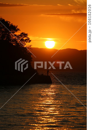 瀬戸内の夕日とアオリイカを釣る人 108182016