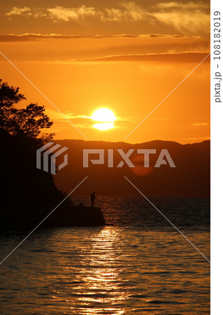 瀬戸内の夕日とアオリイカを釣る人 瀬戸内の夕日とアオリイカを釣る人 108182019