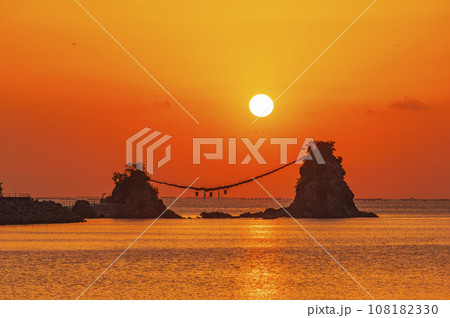 大分県佐伯市にある豊後二見ヶ浦の夫婦岩を結ぶ大しめ縄と初日の出 108182330
