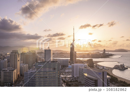 福岡県福岡市のシーサイドももち海浜公園に沈む夕日と福岡タワー 108182862