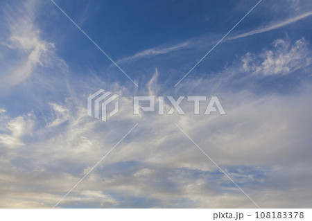 夕焼けに染まる空　夕焼け　夕日に集う人々　真っ赤な夕焼け空　人物シルエット 108183378