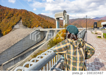 秋の奈良俣ダム　群馬県 108183487
