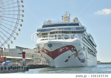 大阪港の豪華客船 108183536