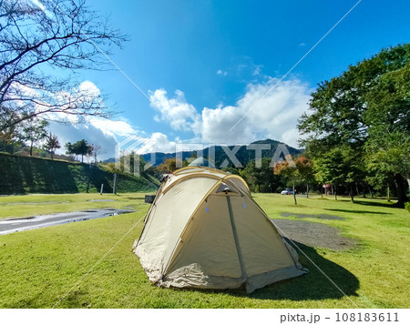 キャンプ場にはったテント キャンプ場にはったテント 108183611