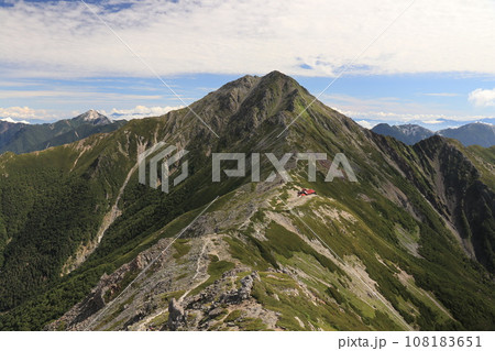 南アルプス中白根山から眼前に迫る大迫力の北岳 南アルプス中白根山から眼前に迫る大迫力の北岳 108183651