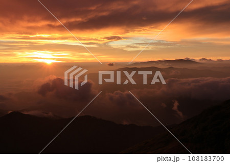 飯豊山本山小屋の朝 吾妻連峰の左から昇る太陽 飯豊山本山小屋の朝 吾妻連峰の左から昇る太陽 108183700