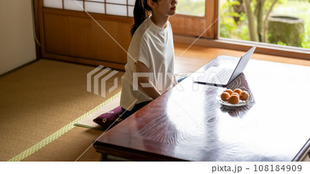 和室の女性 108184909