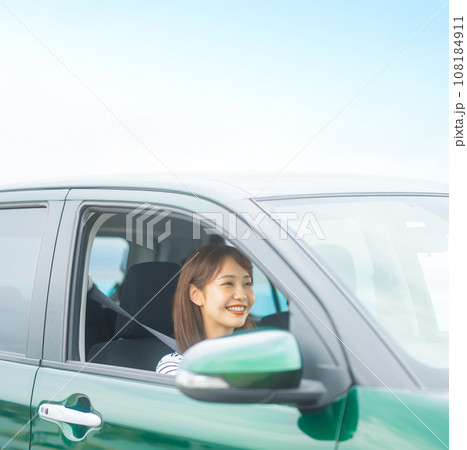 旅行中の女性 108184911