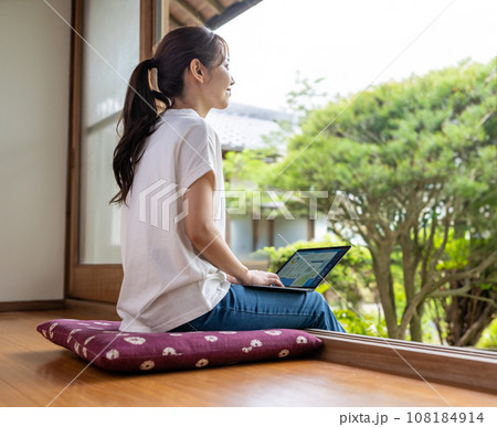 和室の女性 108184914