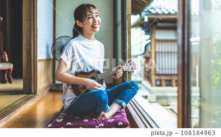 和室でウクレレを演奏する女性 和室でウクレレを演奏する女性 108184963