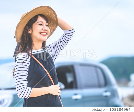 旅行中の女性 108184964