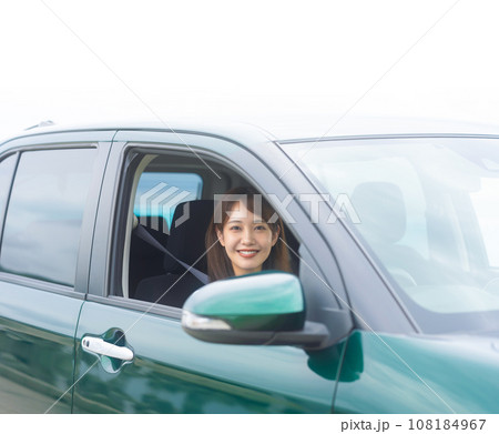 旅行中の女性 108184967