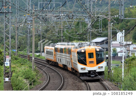 伊勢志摩方面に向かう2階建ての近鉄特急ビスタカーです 伊勢志摩方面に向かう2階建ての近鉄特急ビスタカーです 108185249