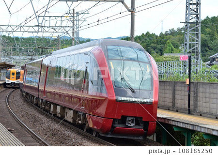 赤い車体が綺麗な近鉄の特急列車、名古屋と大阪を結ぶ「ひのとり」が駅を通過する様子です 赤い車体が綺麗な近鉄の特急列車、名古屋と大阪を結ぶ「ひのとり」が駅を通過する様子です 108185250