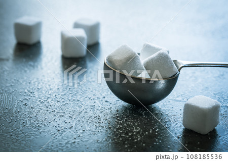 角砂糖と計量スプーン　砂糖の写真素材 108185536