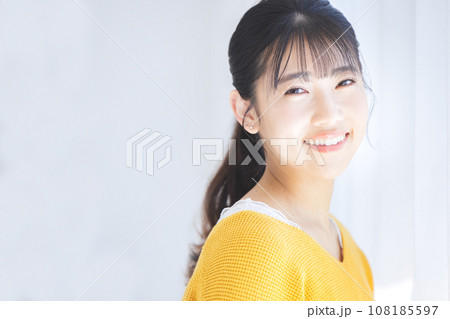 カーテンの前に立つ若い女性 カーテンの前に立つ若い女性 108185597