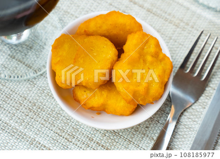 chicken nuggets 108185977