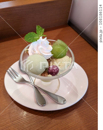 シャインマスカットパフェ1 108186114