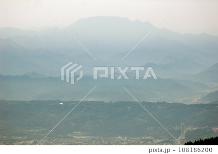 両神山と山の連なり 両神山と山の連なり 108186200