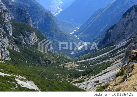 ドロミテのカール 108186425